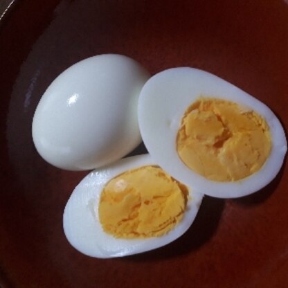とても簡単にきれいにできました！茹でる時間が短くて、ガス代も節約できて嬉しいです＼(^o^)／これからは、このレシピでゆで卵作ります。ありがとうございました。